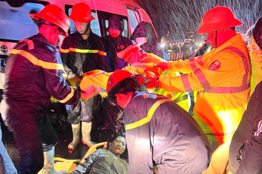 Video trắng đêm cứu người bị nạn dưới vực cao tốc La Sơn - Túy Loan