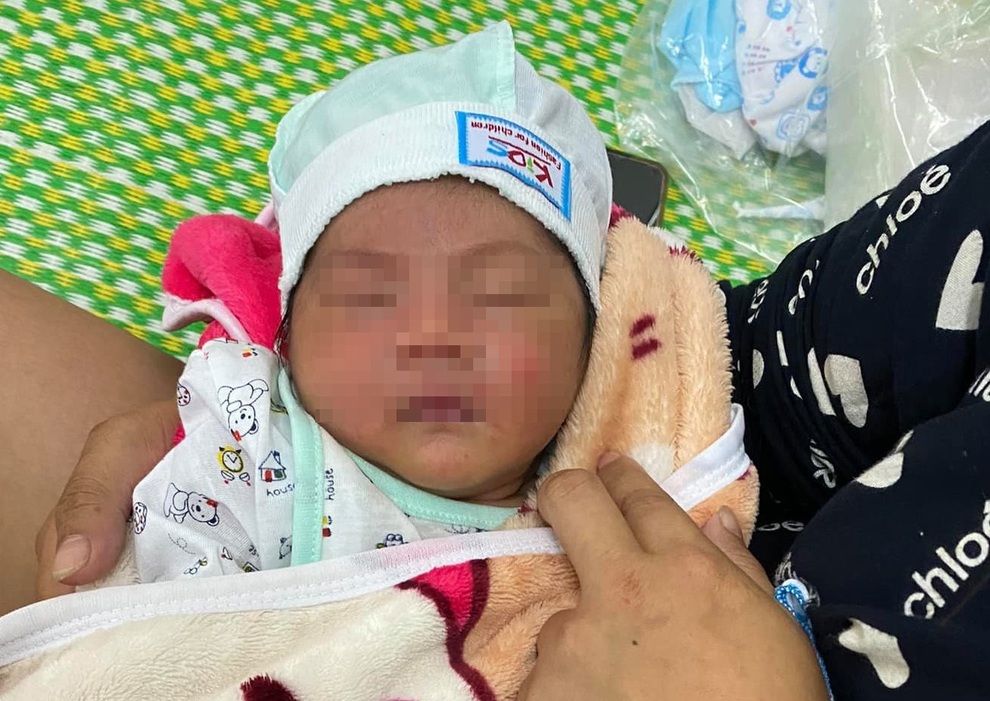 Phát hiện bé trai 3 ngày tuổi dưới chân núi, kèm lời nhắn của người thân - 1 Phát hiện bé trai 3 ngày tuổi dưới chân núi, kèm lời nhắn của người thân - 1