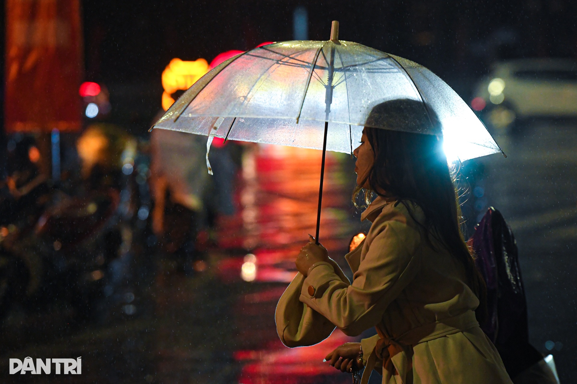 Giới trẻ đội mưa chiêm ngưỡng mô hình Trái Đất khổng lồ tại Hà Nội - 4