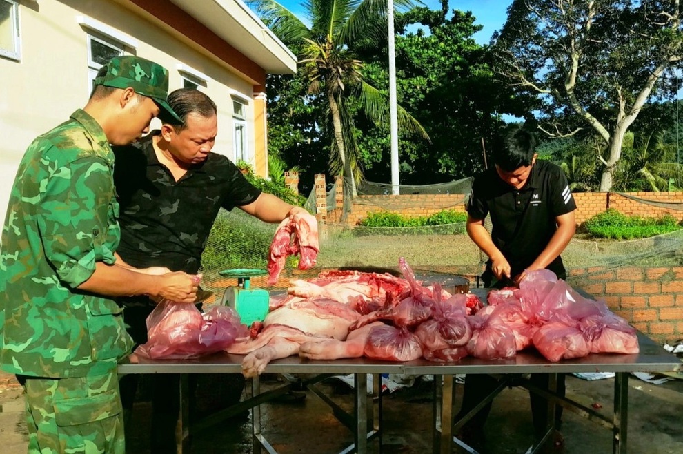 Bộ đội Biên phòng mổ heo, mua gạo... tặng bà con xã đảo khó khăn - 1 Bộ đội Biên phòng mổ heo, mua gạo... tặng bà con xã đảo khó khăn - 1