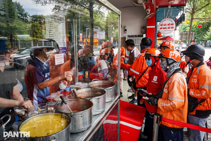 Shipper xếp hàng dài mua chè đậu đỏ ngày Thất tịch - 1