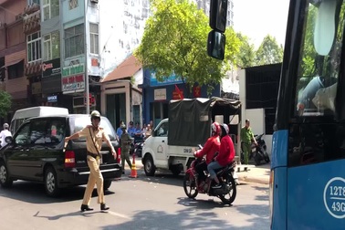 Kiểm tra ma túy hàng loạt tài xế xe khách ở phố Tây