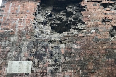 Khám phá bí ẩn vết lõm xuyên 3 thế kỷ trên thành Hà Nội