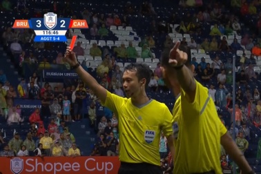 Thành viên Buriram chơi xấu với CLB CAHN và nhận cái kết đắng