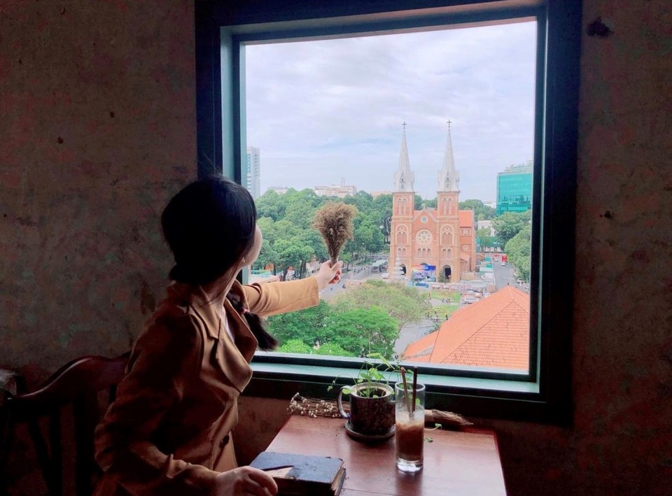 Quán cà phê view nhìn thẳng ra Nhà thờ Đức Bà, phải đặt trước mới có chỗ - 1