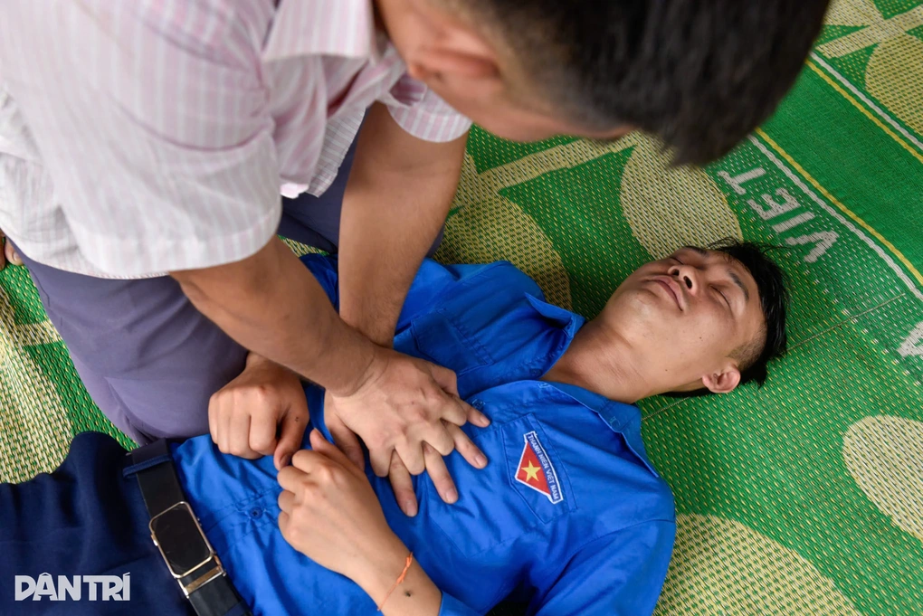 Dốc ngược trẻ vác lên vai chạy - sai lầm sơ cứu đuối nước nhiều người mắc - 2 Dốc ngược trẻ vác lên vai chạy - sai lầm sơ cứu đuối nước nhiều người mắc - 2