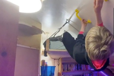 Ông bố cải tạo nhà thành nơi "không cần chạm đất" cho con leo trèo