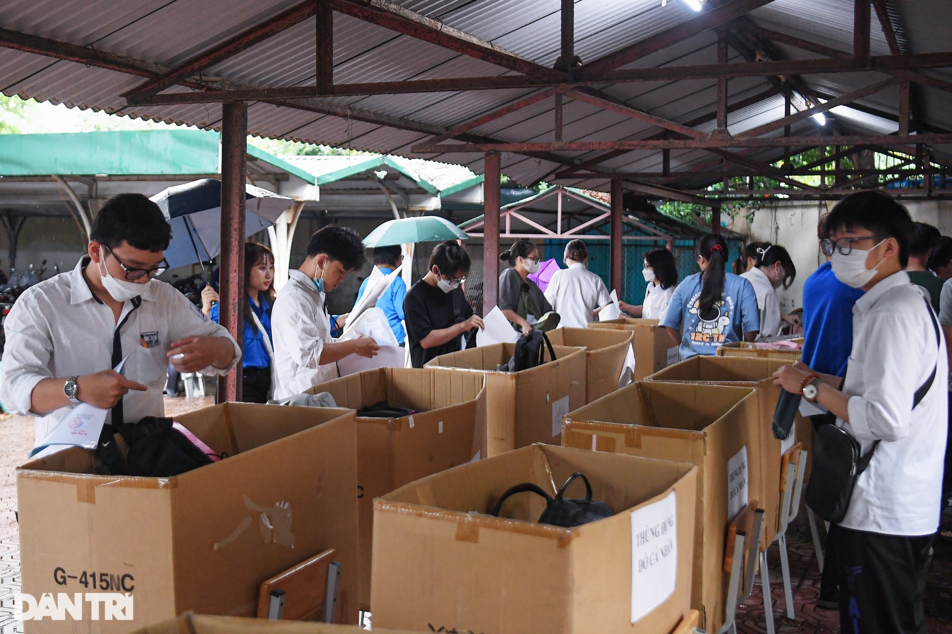 Thí sinh ôm đầu lo lắng, căng thẳng trước giờ thi môn ngữ văn - 8 Thí sinh ôm đầu lo lắng, căng thẳng trước giờ thi môn ngữ văn - 8