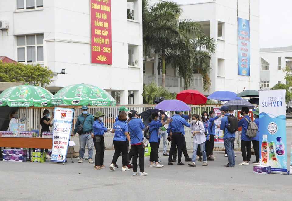 Thanh niên tình nguyện sát cánh cùng thí sinh thi tốt nghiệp THPT 2020 - 6 Thanh niên tình nguyện sát cánh cùng thí sinh thi tốt nghiệp THPT 2020 - 6