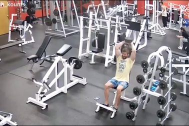 Tai nạn trong phòng tập gym khiến smartphone bốc cháy