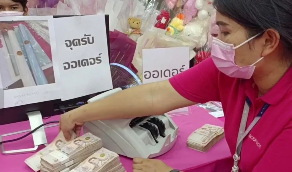 Đại gia Thái Lan chuyển 700 triệu đồng làm bó hoa tiền tặng bạn gái - 2 Đại gia Thái Lan chuyển 700 triệu đồng làm bó hoa tiền tặng bạn gái - 2