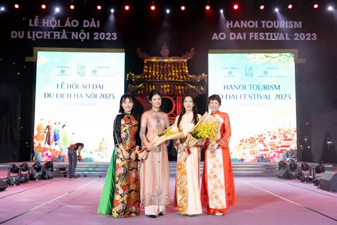 Từ trái qua phải: Bà Nomura Mone - Tùy viên Đại sứ quán Nhật Bản tại Việt Nam, NTK Ngọc Hân, bà Suzuko Knapper - Phu nhân Đại sứ quán Mỹ tại Việt Nam, bà Kamitani Naoko - Đại sứ quán Nhật Bản tại Việt Nam.