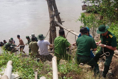 Công binh trục vớt quả thủy lôi nặng 450kg