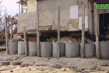 Dãy nhà ven biển ở Hội An bị sóng đánh sập, tan hoang chỉ sau một đêm