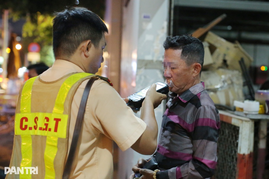 Tài xế ăn nhậu ở TPHCM gọi người đến xin CSGT bỏ qua lỗi vi phạm - 1 Tài xế ăn nhậu ở TPHCM gọi người đến xin CSGT bỏ qua lỗi vi phạm - 1