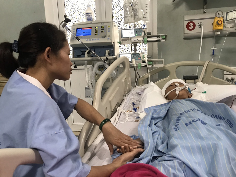 Nhói lòng cảnh cậu bé 8 tuổi thoi thóp trên giường bệnh - 3 Nhói lòng cảnh cậu bé 8 tuổi thoi thóp trên giường bệnh - 3