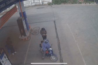 Người chồng để quên vợ khi đổ xăng, nhân viên phải phóng xe đuổi theo 8km