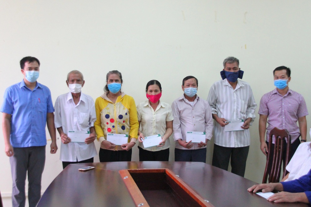 Bạn đọc Báo Dân trí tri ân dịp 27/7: Con trai mẹ khai thêm tuổi để nhập ngũ - 12 Bạn đọc Báo Dân trí tri ân dịp 27/7: Con trai mẹ khai thêm tuổi để nhập ngũ - 12