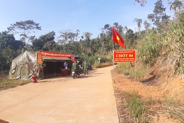 Bộ đội biên phòng "quên tết", căng mình chống dịch