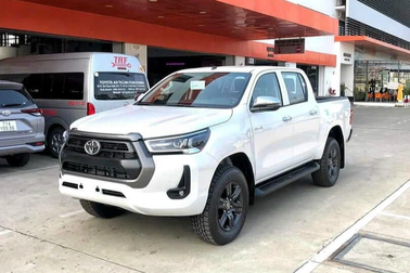 Toyota Hilux giữ phong độ nhưng vẫn bán kém nhất phân khúc bán tải