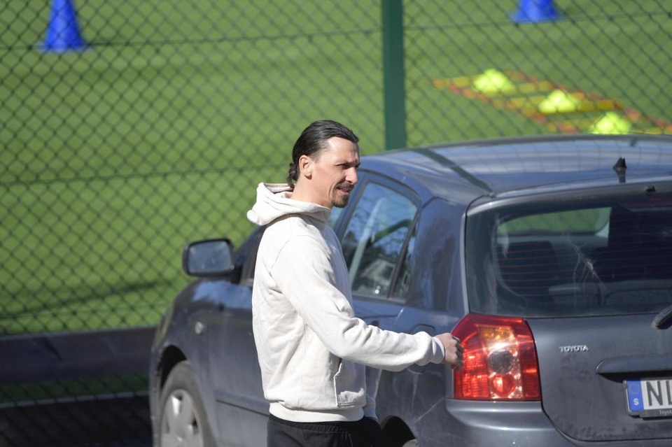 Sau Ronaldo, Ibrahimovic cũng ra sân tập trở lại - 1 Sau Ronaldo, Ibrahimovic cũng ra sân tập trở lại - 1