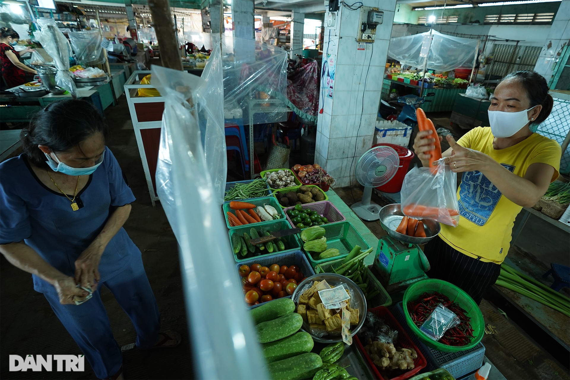 Tiểu thương Cần Giờ ra chợ bằng thẻ xanh Covid-19 - 5 Tiểu thương Cần Giờ ra chợ bằng thẻ xanh Covid-19 - 5