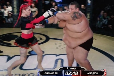 Nữ võ sĩ MMA hạ knock-out đối thủ nam nặng... 240 kg