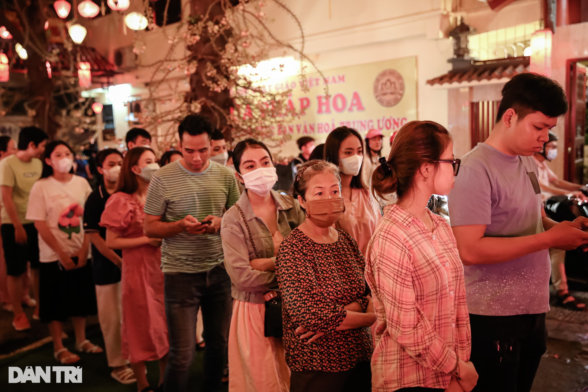 Ngôi chùa trang trí hơn 1.500 lồng đèn thu hút người dân ở TPHCM - 8 Ngôi chùa trang trí hơn 1.500 lồng đèn thu hút người dân ở TPHCM - 8