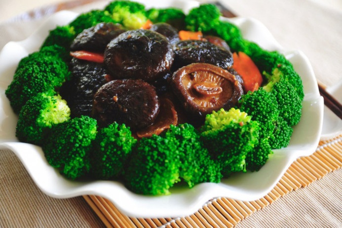 Mách bạn mẹo hay để có món súp lơ xanh xào nấm hương bóng đẹp, thơm ngon - 1