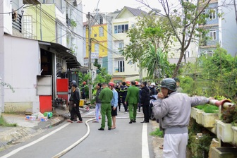 Căn nhà trong hẻm ở Đà Lạt bốc cháy dữ dội