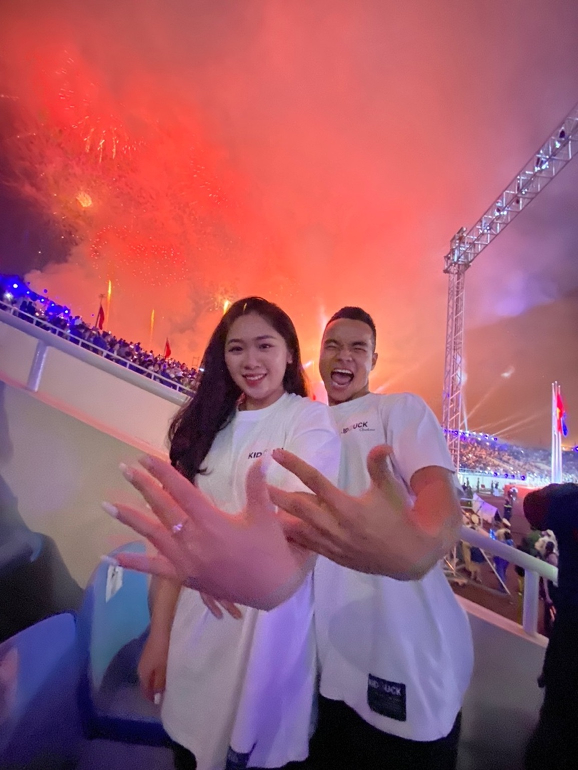 Bất ngờ đêm khai mạc SEA Games: Cặp đôi cầu hôn ngay khi bắn pháo hoa - 2 Bất ngờ đêm khai mạc SEA Games: Cặp đôi cầu hôn ngay khi bắn pháo hoa - 2