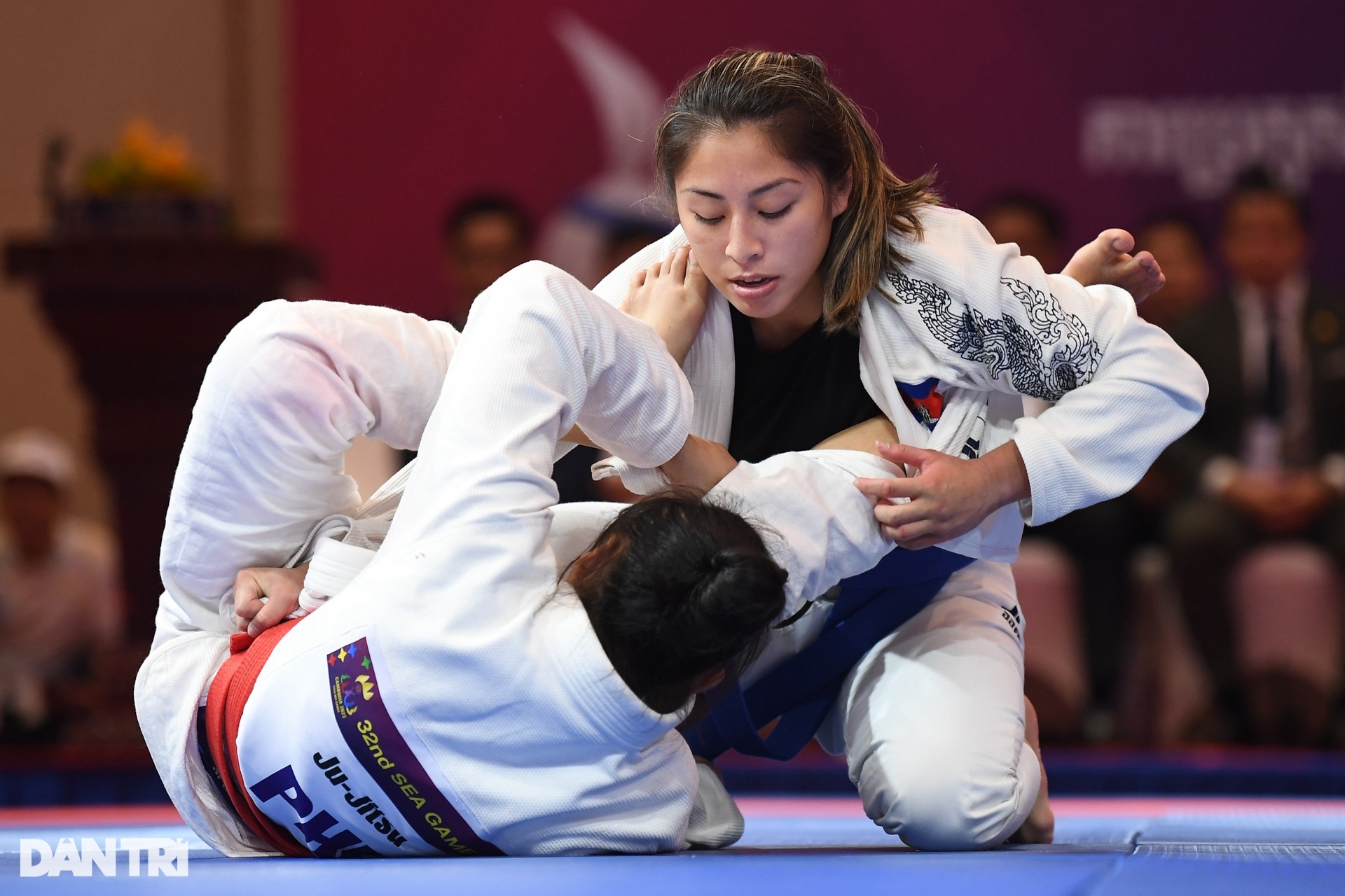 Võ sĩ Philippines gây sốc, khóc nức nở khi hạ tượng đài võ thuật Campuchia - 3 Võ sĩ Philippines gây sốc, khóc nức nở khi hạ tượng đài võ thuật Campuchia - 3