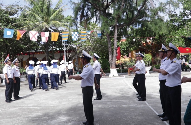 Thiêng liêng lễ chào cờ đầu năm mới tại Trường Sa - 12