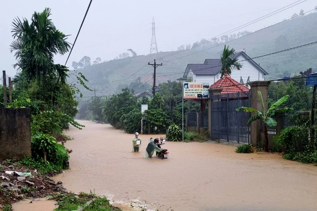 Nước cuồn cuộn đổ về TP Bảo Lộc, có nơi ngập lút xe máy - 2 Nước cuồn cuộn đổ về TP Bảo Lộc, có nơi ngập lút xe máy - 2