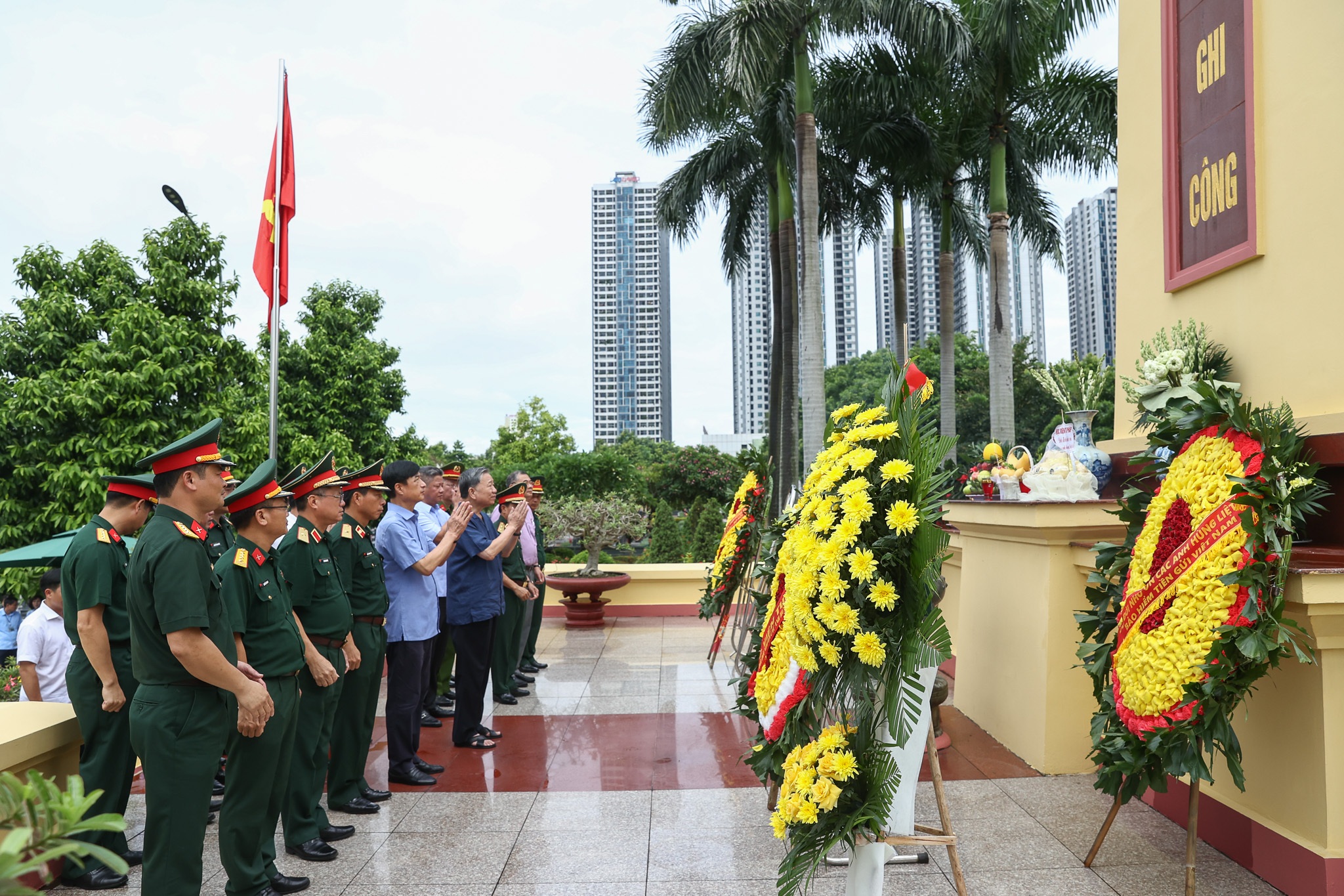 Chủ tịch nước Tô Lâm kiểm tra nơi yên nghỉ của Tổng Bí thư Nguyễn Phú Trọng - 1