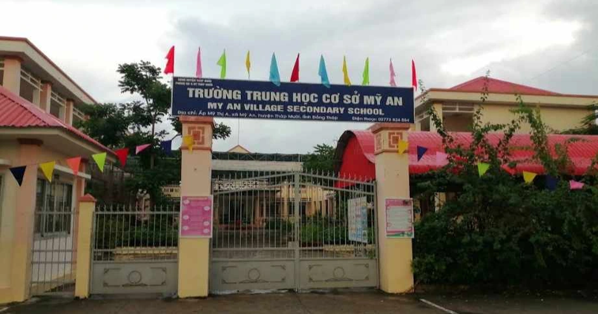 Tát học sinh vì không thuộc bài, giáo viên bị phụ huynh đánh tại sân trường  | Báo Dân trí