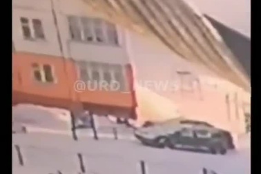 Nga: Thoát chết thần kỳ sau khi rơi từ tầng 9 tòa nhà xuống đất