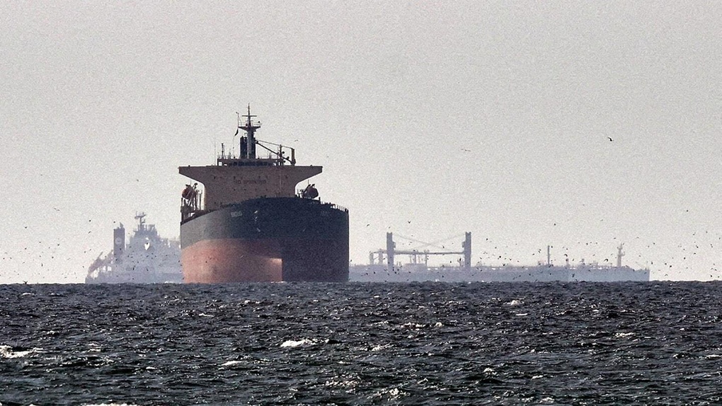 Mỹ tìm cách viết lại luật chơi, thách thức Iran ở yết hầu Hormuz - 1