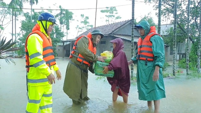 Lũ nhấn chìm nhiều ngôi làng, các lực lượng căng mình cứu trợ người dân - Ảnh 2. Lũ nhấn chìm nhiều ngôi làng, các lực lượng căng mình cứu trợ người dân - Ảnh 2.