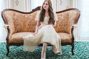 Cô gái trẻ sống như nữ quý tộc ở thế kỷ 19