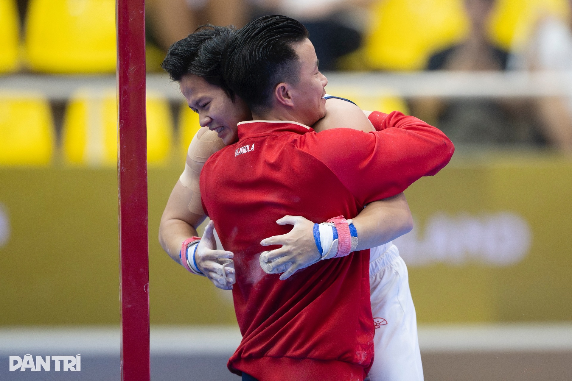 Khánh Phong nghẹn ngào nhớ về người cha quá cố sau tấm HCV đầy cảm xúc - 10