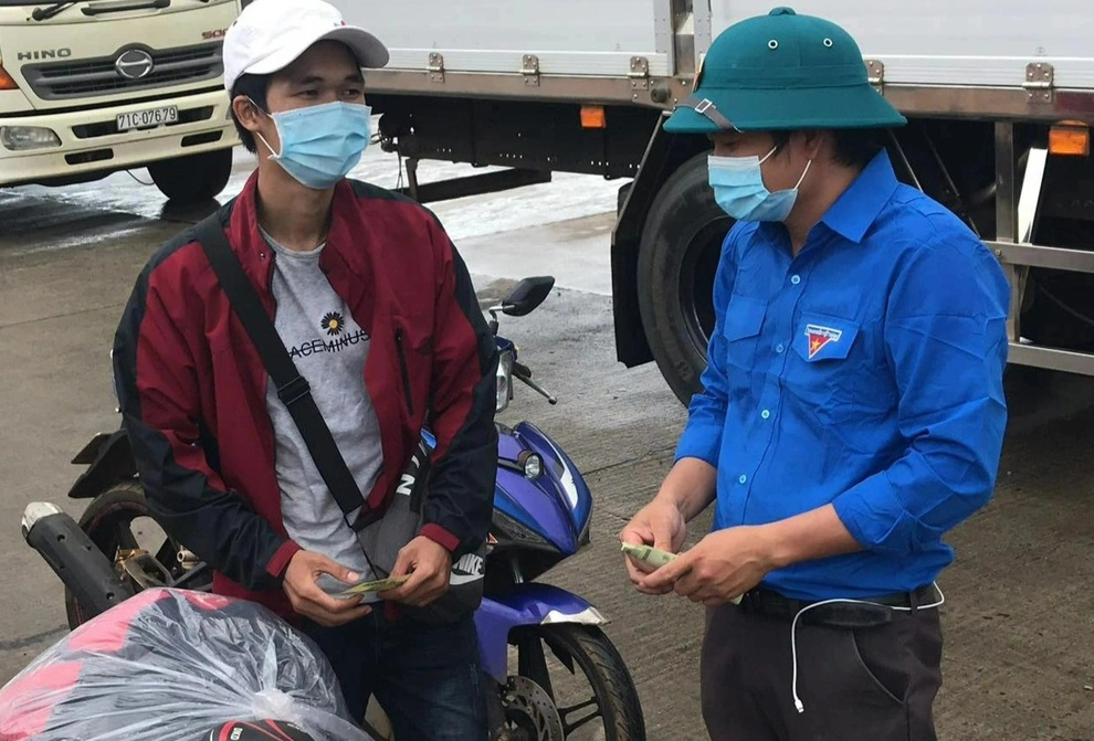 Thiếu ăn nhiều ngày, thanh niên vẫn quyết chia nửa tiền cho người khó khăn - 2 Thiếu ăn nhiều ngày, thanh niên vẫn quyết chia nửa tiền cho người khó khăn - 2