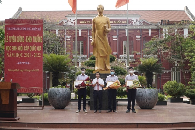 Chủ tịch UBND tỉnh Thừa Thiên Huế khen thưởng các học sinh đạt thành tích cao trong kỳ thi học sinh giỏi cấp quốc gia và cuộc thi khoa học kỹ thuật toàn quốc 2021 - 2022