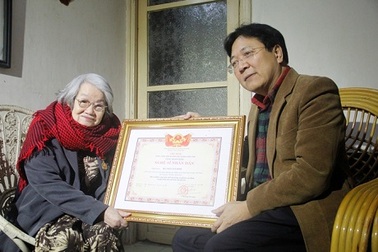 Trao tặng danh hiệu NSND cho vợ cố nhà văn Nguyễn Đình Thi tại nhà riêng