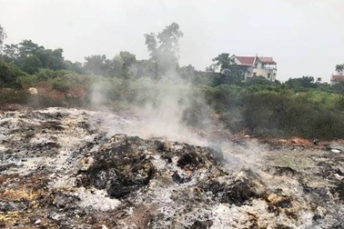 Vụ đổ trộm rác thải táo tợn tại Bắc Giang: Người dân tố có "đầu gấu" bảo kê?