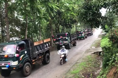 Hàng chục chiếc xe ben nối đuôi nhau trên đường đi đón dâu.