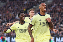 Arsenal, Tottenham dập tắt hy vọng vào top 4 của Man Utd