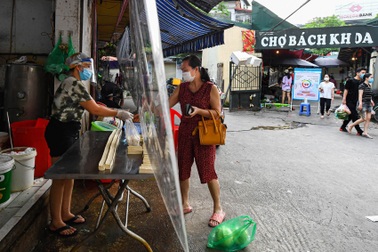Độc đáo những phương pháp phòng dịch tại các chợ dân sinh ở Hà Nội