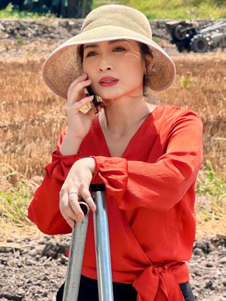 Sắc vóc xinh đẹp, trẻ hơn tuổi của "vợ trưởng thôn" Khánh Huyền - 10
