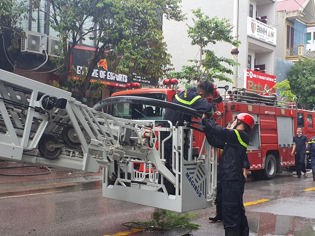 Quán bi-a bốc cháy, cột khói bốc cao hàng chục mét - 2 Quán bi-a bốc cháy, cột khói bốc cao hàng chục mét - 2
